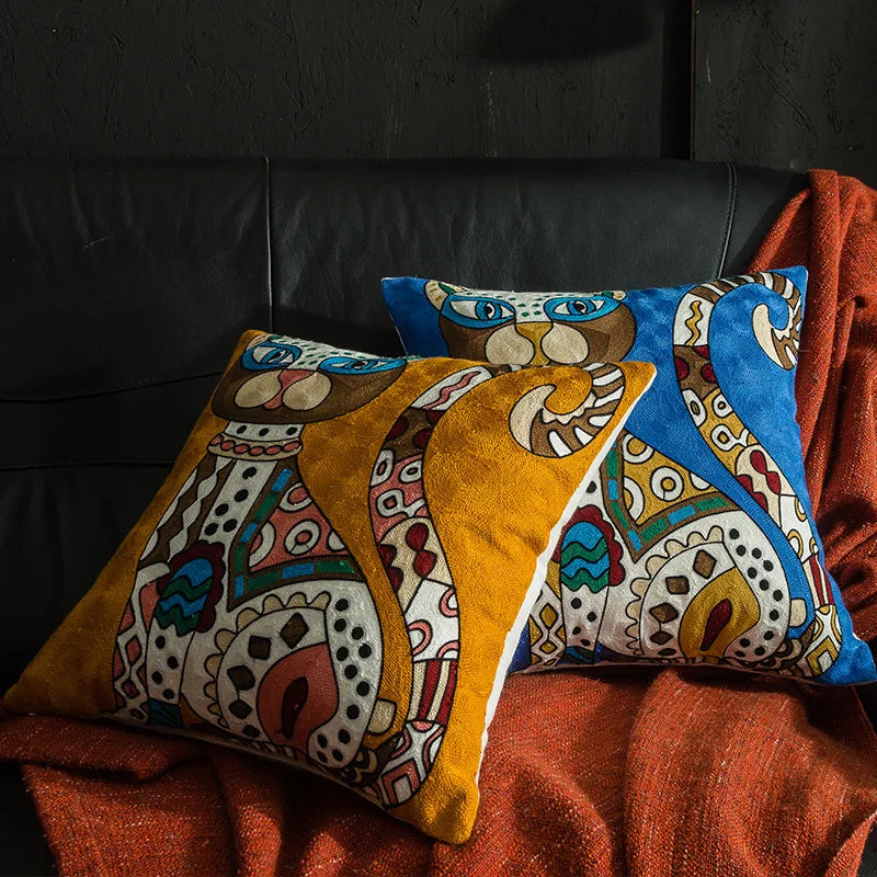 coussin abstrait brodé chats fleurs moderne linge coton bleu orange noir blanc vert marron