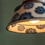 lampe suspendue vintage céramique fleurs bleues blanc rayures multicolores cordon doré
