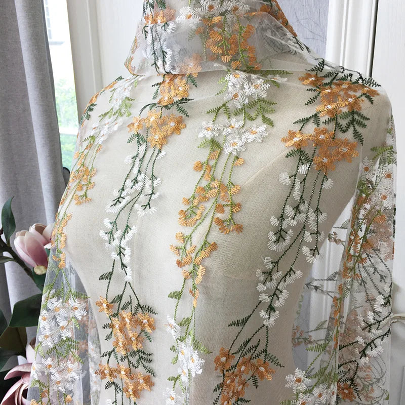 tissu tulle brodé fleurs orangées blanches feuilles vertes beige translucide pastoral