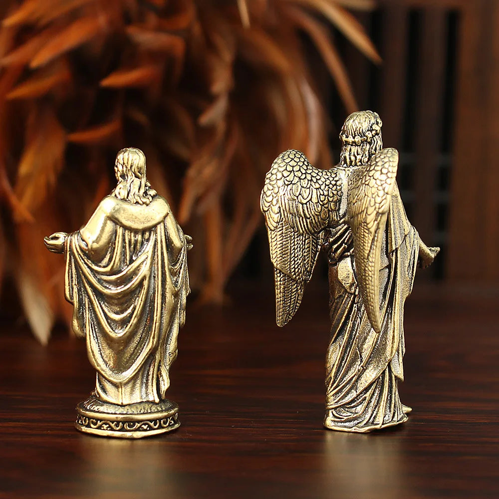 statues religieuses dorées texture métallique classique détails sculptés ailes motifs textiles ornement décoratif