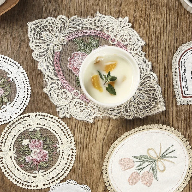 serviettes table vintage broderie florale dentelle rose blanc vert