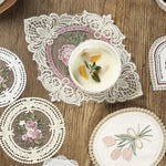 serviettes table vintage broderie florale dentelle rose blanc vert