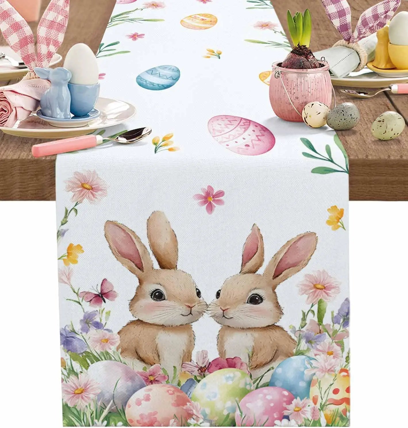 Le chemin de table de Pâques montre deux lapins mignons entourés d'oeufs de Pâques colorés et de fleurs de printemps, créant une décoration festive et joyeuse pour la table.