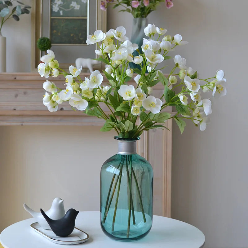 décoration intérieure moderne bouquet artificiel fleurs simples blanc vert rose violet