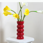 vase moderne noir blanc rose pâle rouge boudiné décoration intérieure arrangement fleurs artificielles table