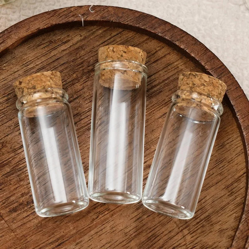 bouteilles verre transparentes bouchons liège cristaux pinceaux rubans fleurs séchées animaux plastique