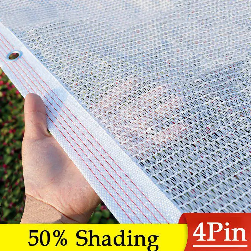 Voile d'ombrage blanc installée dans un jardin avec plantes