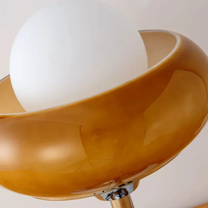 Détail de l'abat-jour en verre orange de la lampe
