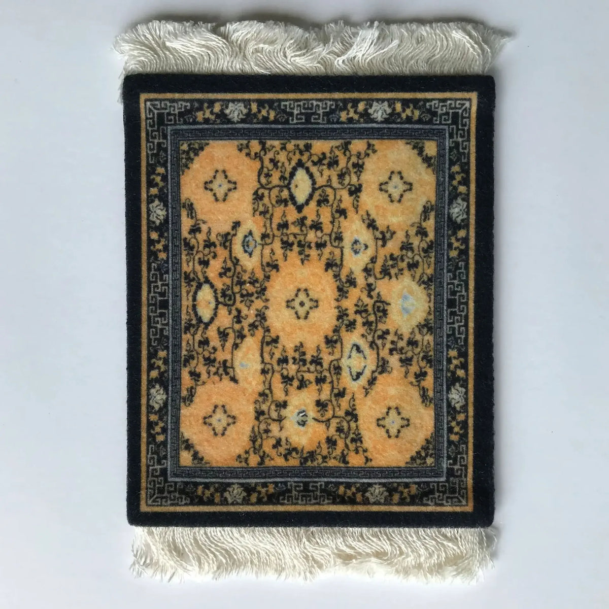 tapis table classique ornements floraux motifs géométriques franges rouge vert bleu beige blanc respectueux