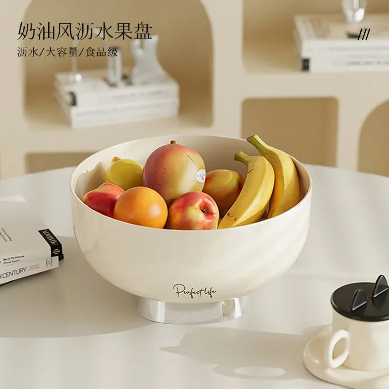 Rangement cuisine gris clair avec fruits et gâteaux