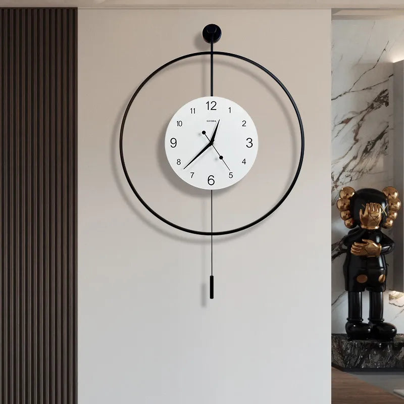 horloge murale moderne aiguille scénique noir blanc minimaliste statue enfantine points jaunes verticale