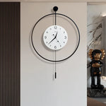horloge murale moderne aiguille scénique noir blanc minimaliste statue enfantine points jaunes verticale
