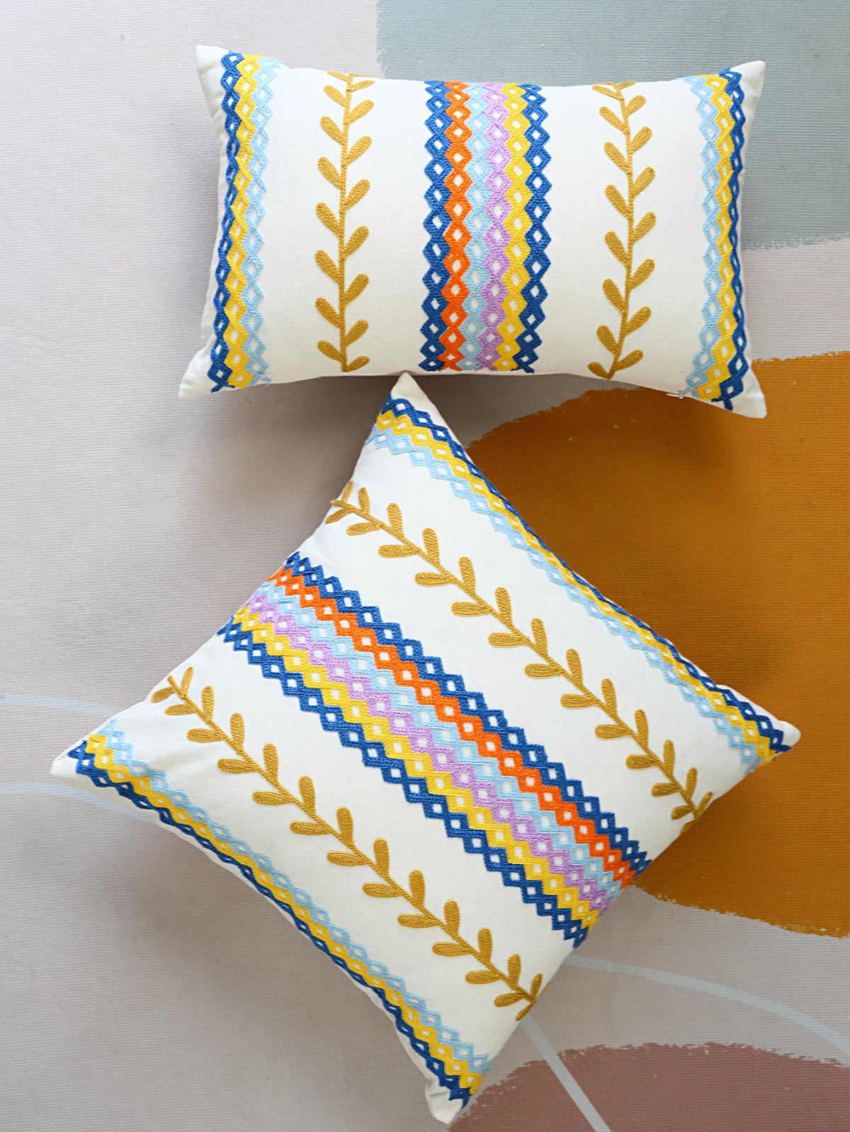 oreiller décoratif brodé feuilles dorées moderne coussin polyester rayures horizontales blanc