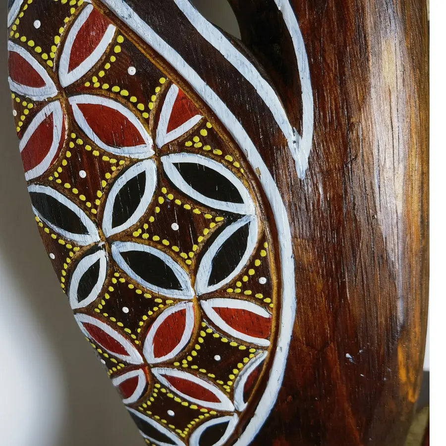 masque bois opaque traditionnel animal africain motifs géométriques décorative salon chambre rouges jaunes blancs