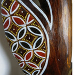 masque bois opaque traditionnel animal africain motifs géométriques décorative salon chambre rouges jaunes blancs