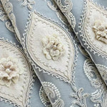 Rideau double couche salon gris clair avec installation au plafond