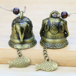 cloche décorative artisanale bronze relief floral animaux symboles chaîne poisson fixations murales vintage