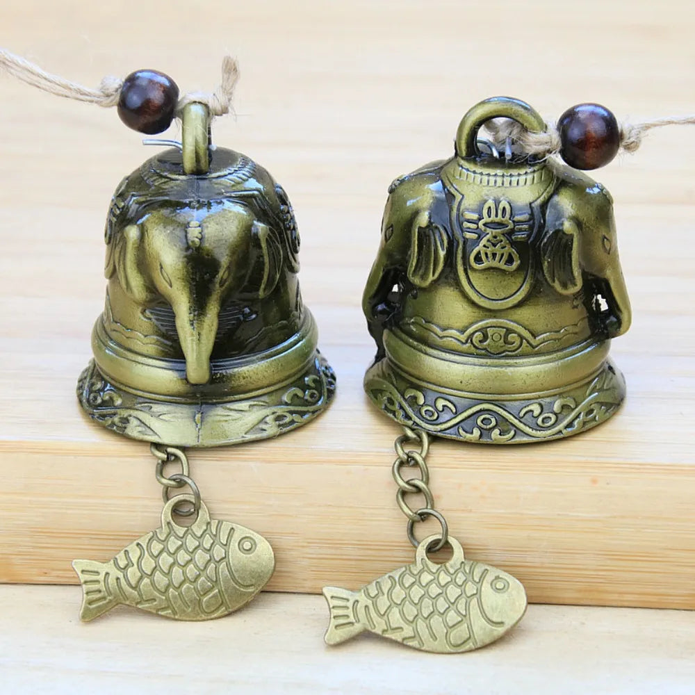 cloche décorative artisanale bronze relief floral animaux symboles chaîne poisson fixations murales vintage