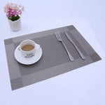 tapis table moderne rayures horizontales beige marron gris clair assiette cuillère couteau tasse