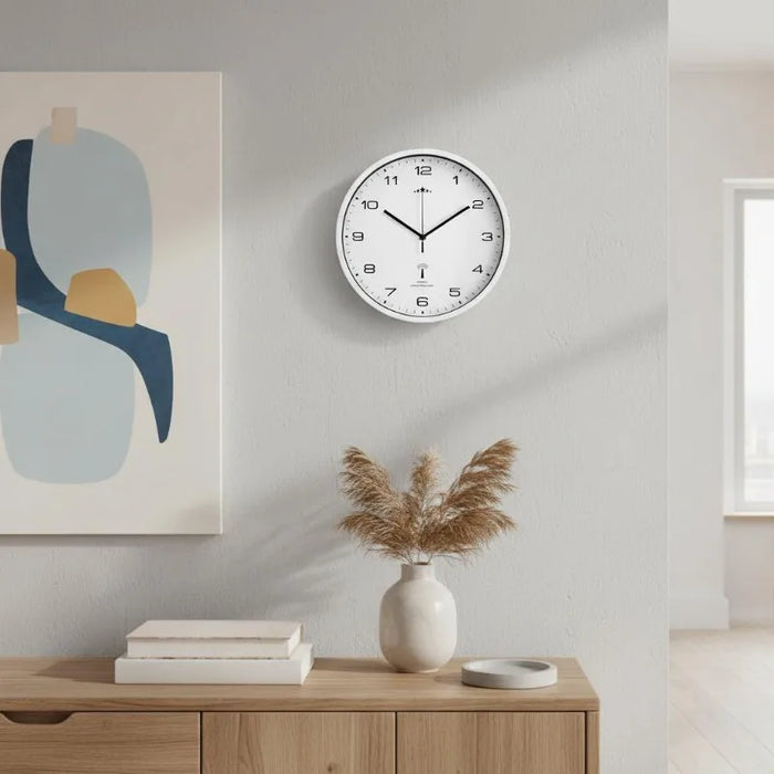Horloge murale radio pilotée blanche 31 cm sur mur blanc