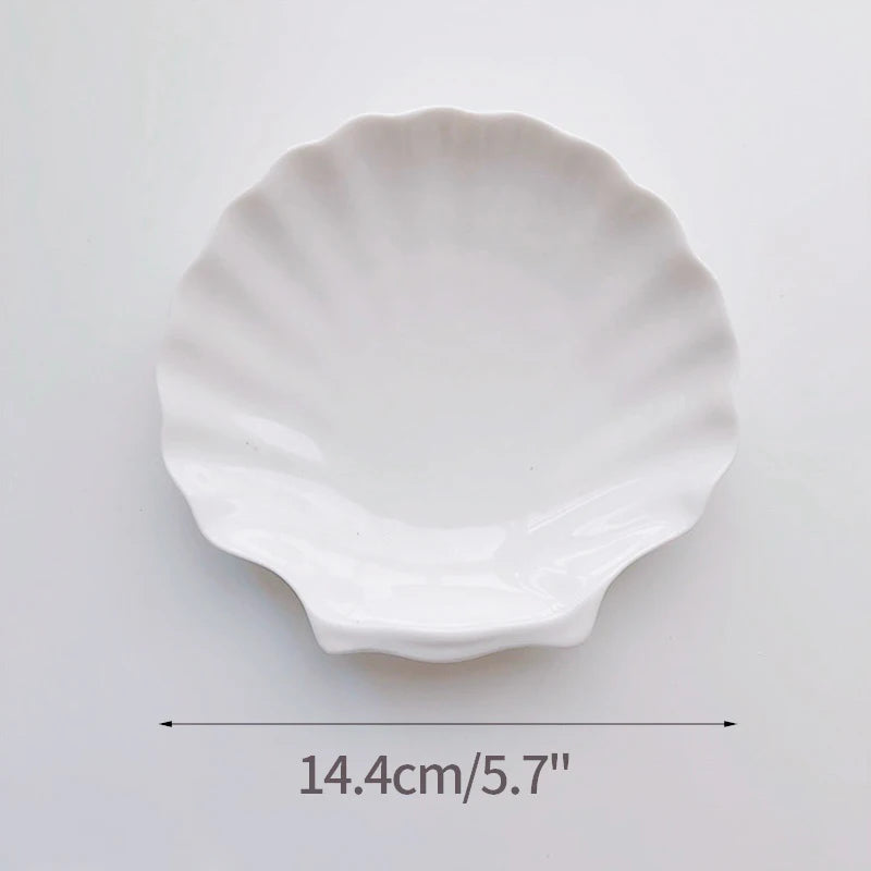 assiettes blanches modernes céramique lisses rangement présentation alimentaire set tailles différentes