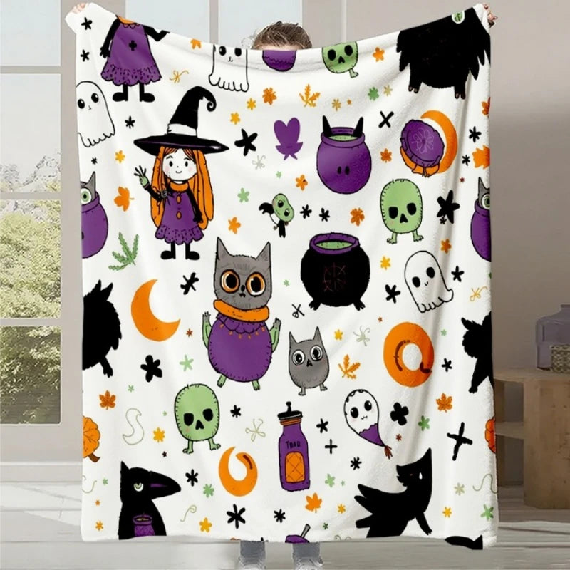Une couverture blanche ornée de motifs d'Halloween colorés et amusants tels que des sorcières, des chats noirs, des crânes et des citrouilles, créant une ambiance festive et ludique.