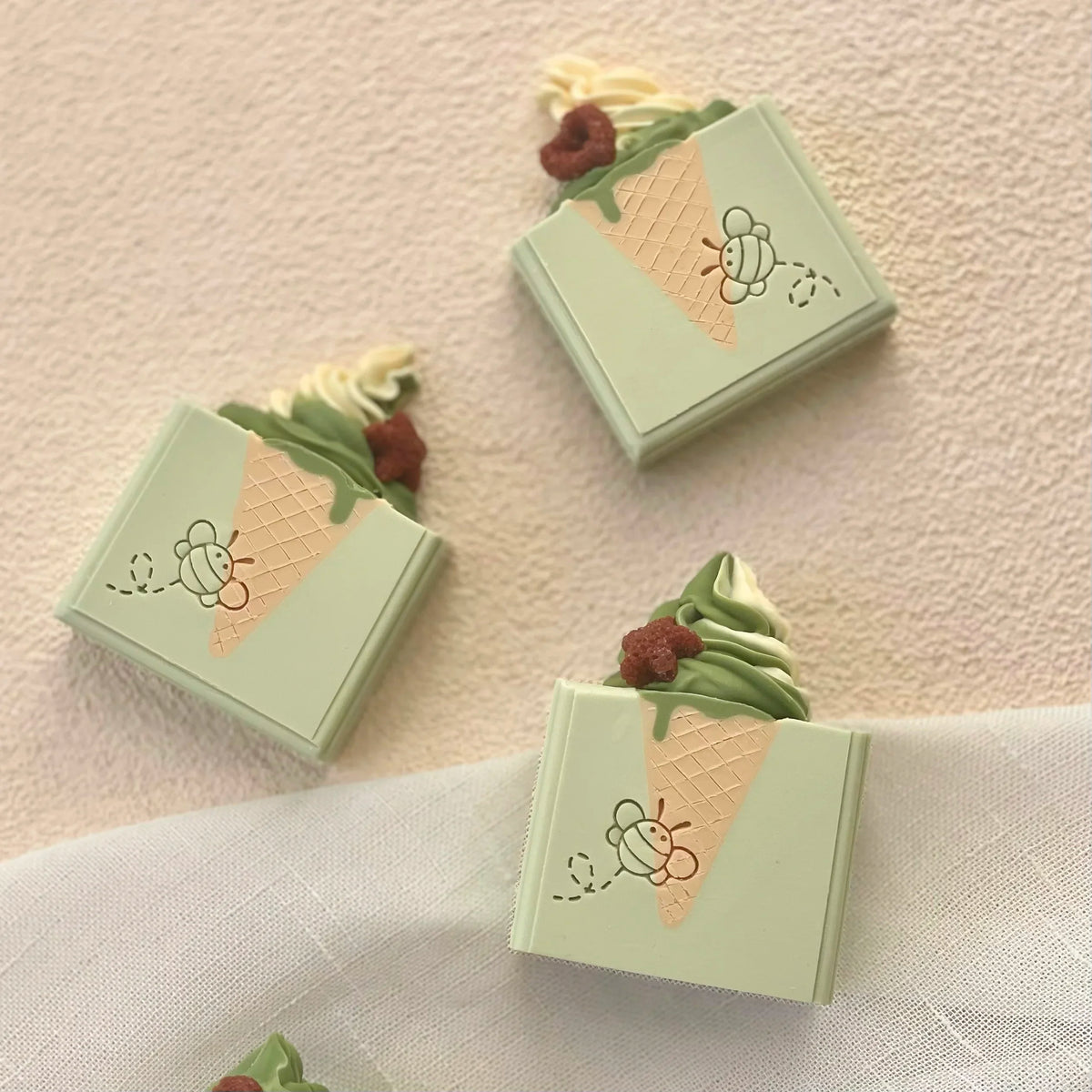 boîte bonbons verte congelateur abeille décorative transparent support ajustable vis fixations pratiques