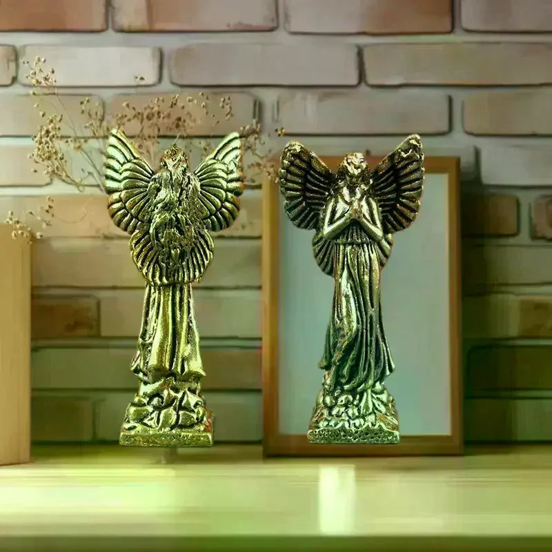 statues d'anges dorées sculptées détaillées ailes religieuses decoratives intérieur