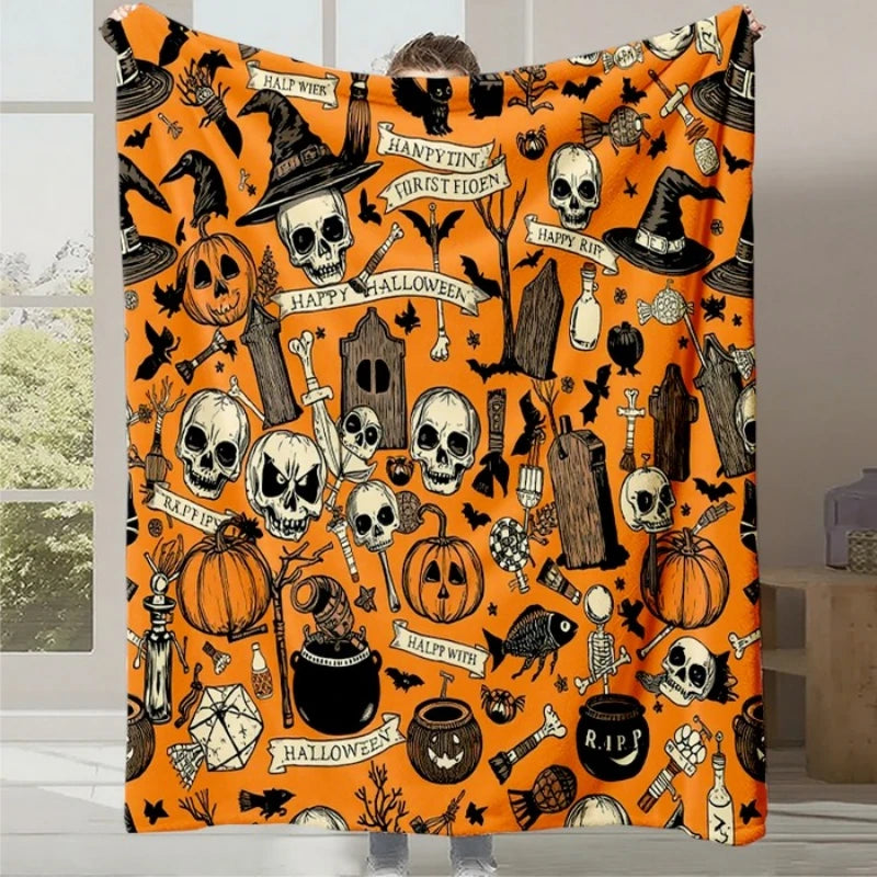 Cette image représente un motif de Halloween avec de nombreux éléments typiques de cette fête comme des citrouilles, des chauves-souris, des crânes et des objets effrayants sur un fond orange vif.