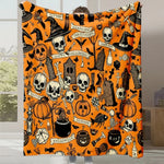 Cette image représente un motif de Halloween avec de nombreux éléments typiques de cette fête comme des citrouilles, des chauves-souris, des crânes et des objets effrayants sur un fond orange vif.