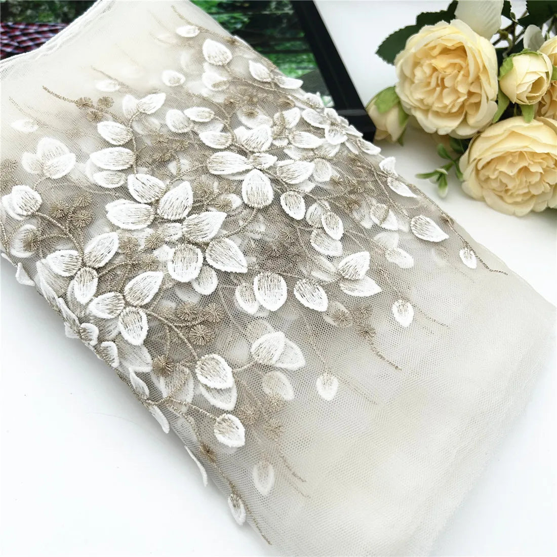 tissu décoratif brodé fleurs feuilles blanc doré motifs floraux large 25cm transparent sophistiqué couture