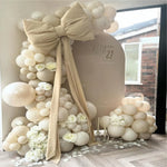 Arche de guirlande de ballons blanc sable pour mariage bohème