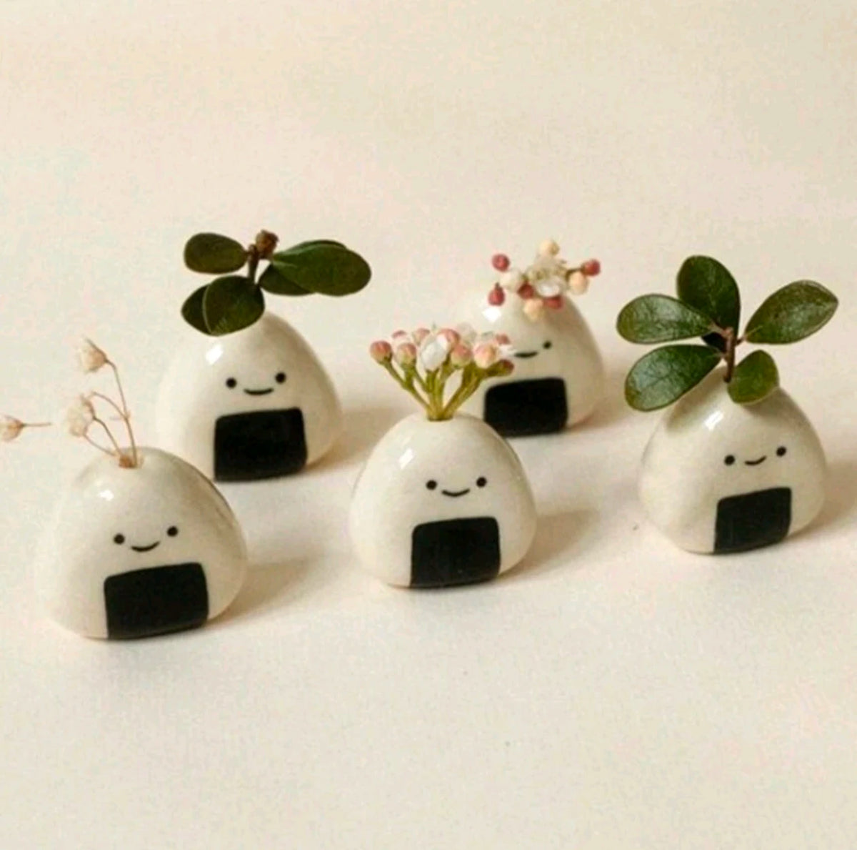 petit vase décoratif céramique blanche rond minimaliste fleurs séchées maison