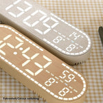 horloge numérique moderne bois naturel affiche heure date température humidité salon minimaliste