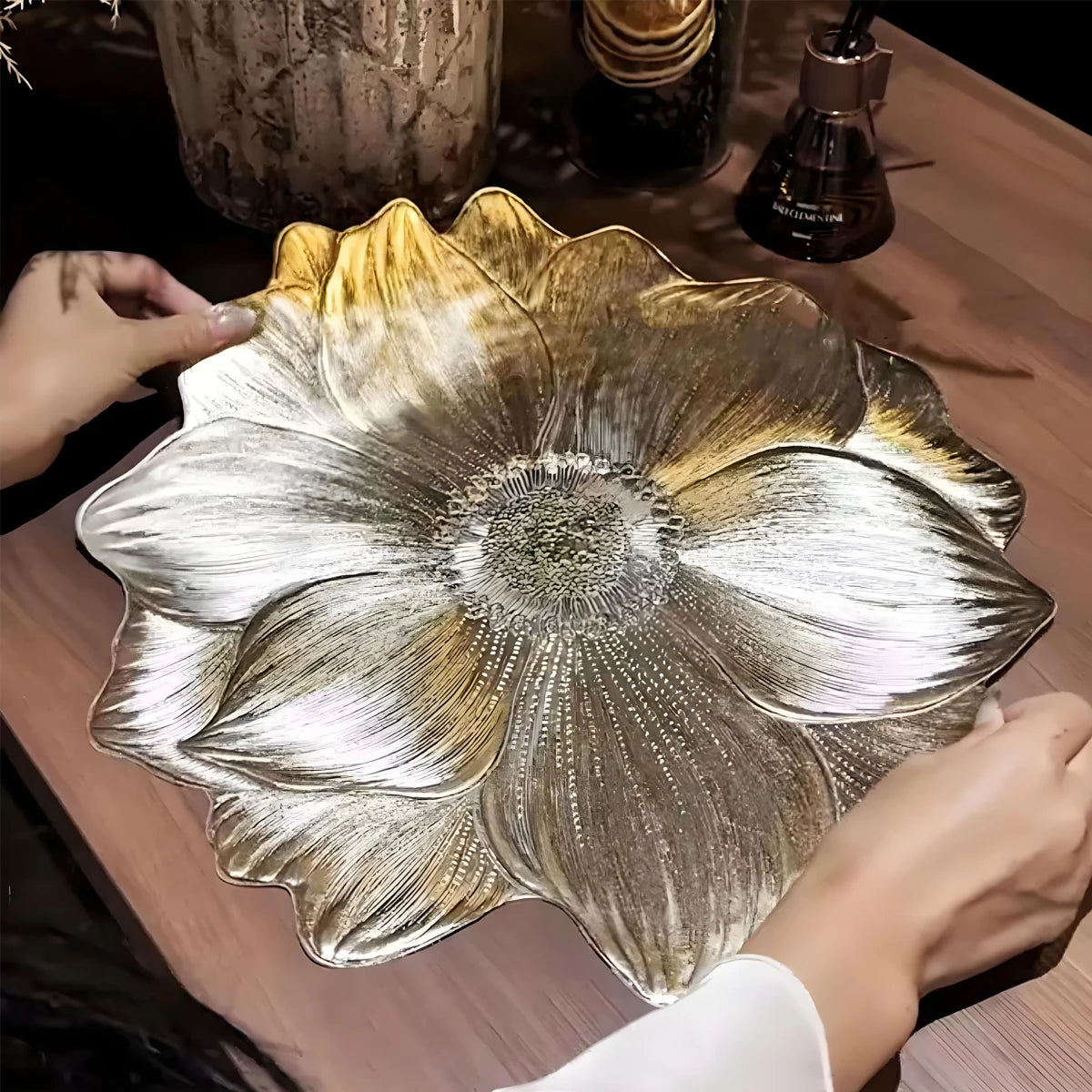 assiette moderne élégante argentée dorée fleur stylisée relief plastique