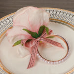 porte serviettes anneaux florals rose blanc rubans pois romantique restaurant decoration mariage opaques artificiels