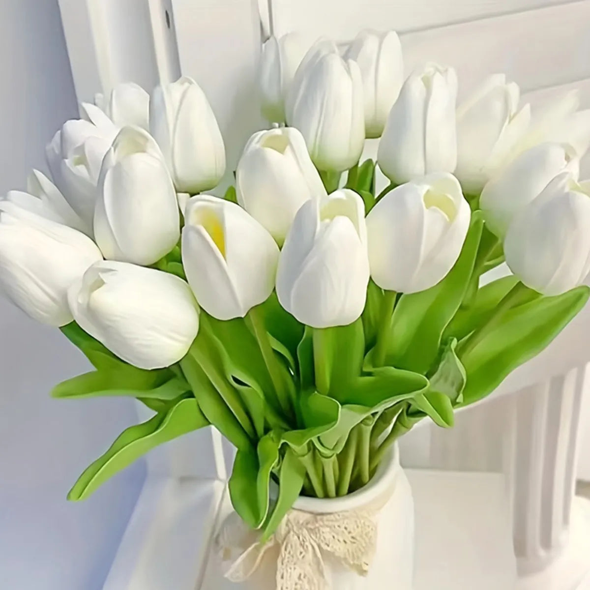 décoration extérieure moderne bouquet tulipes artificielles couleurs variées minimaliste maison jardin