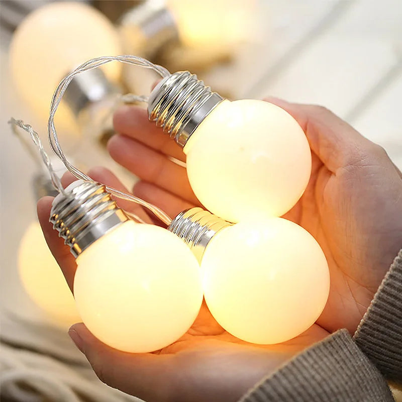 guirlande lumineuse moderne sphères opaques blanc fil cuivre décoration intérieure ambiance chaleureuse noël mariage