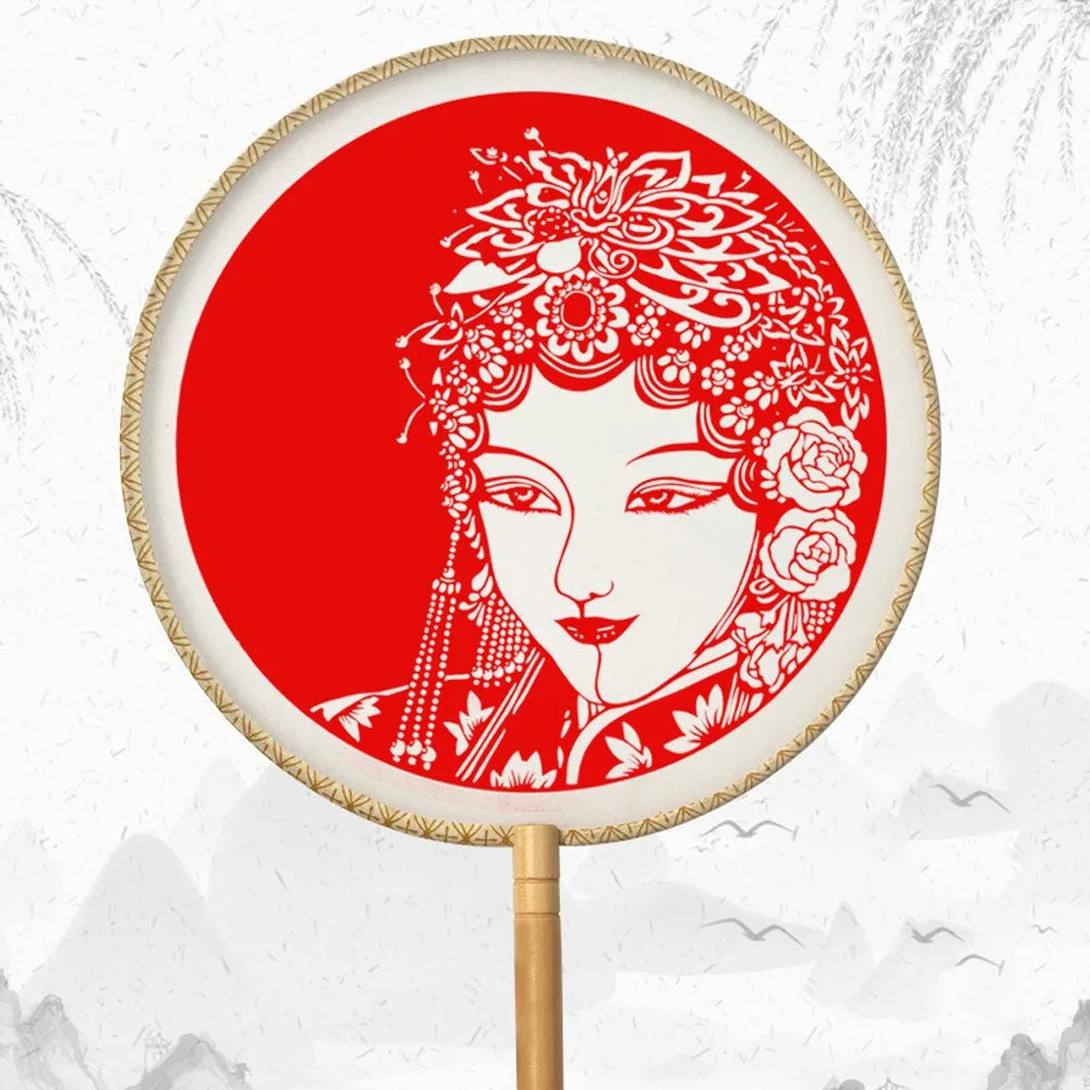 éventail artisanal traditionnel motifs floraux géométriques poignée bois pompon rouge soie tissée opacité festive