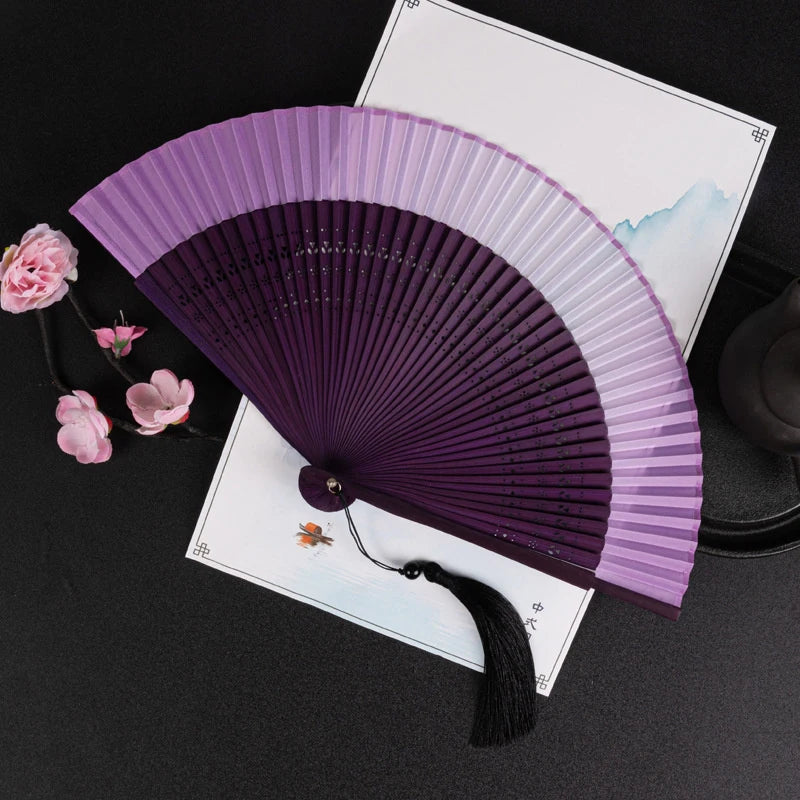 éventail pliant traditionnel vert foncé noir marron clair décoration mariage accessoire fête parfumé chinois