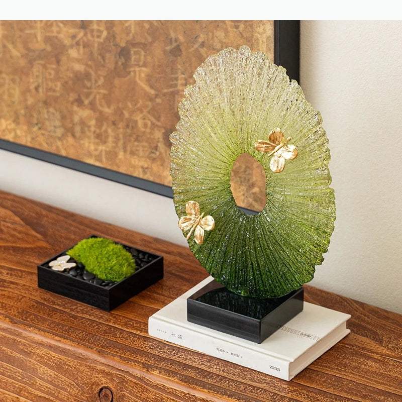 sculpture décorative moderne papillon vert doré motifs floraux contemporaine élégante base noire