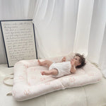 lit bébé coussin ours nuages coton gaufré blanc beige enfantin doux minimaliste