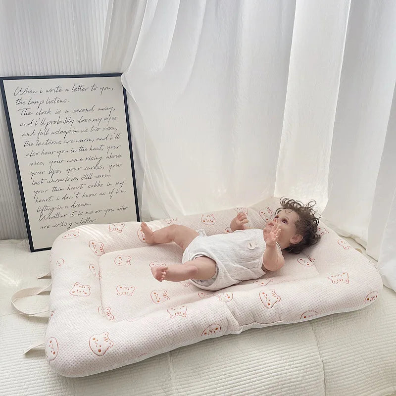 lit bébé coussin ours nuages coton gaufré blanc beige enfantin doux minimaliste