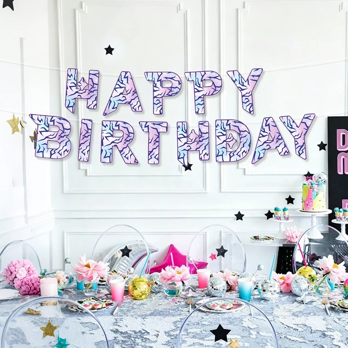 guirlande lettres birthday violet blanc moderne graphique confettis ballons gâteau assiettes verres