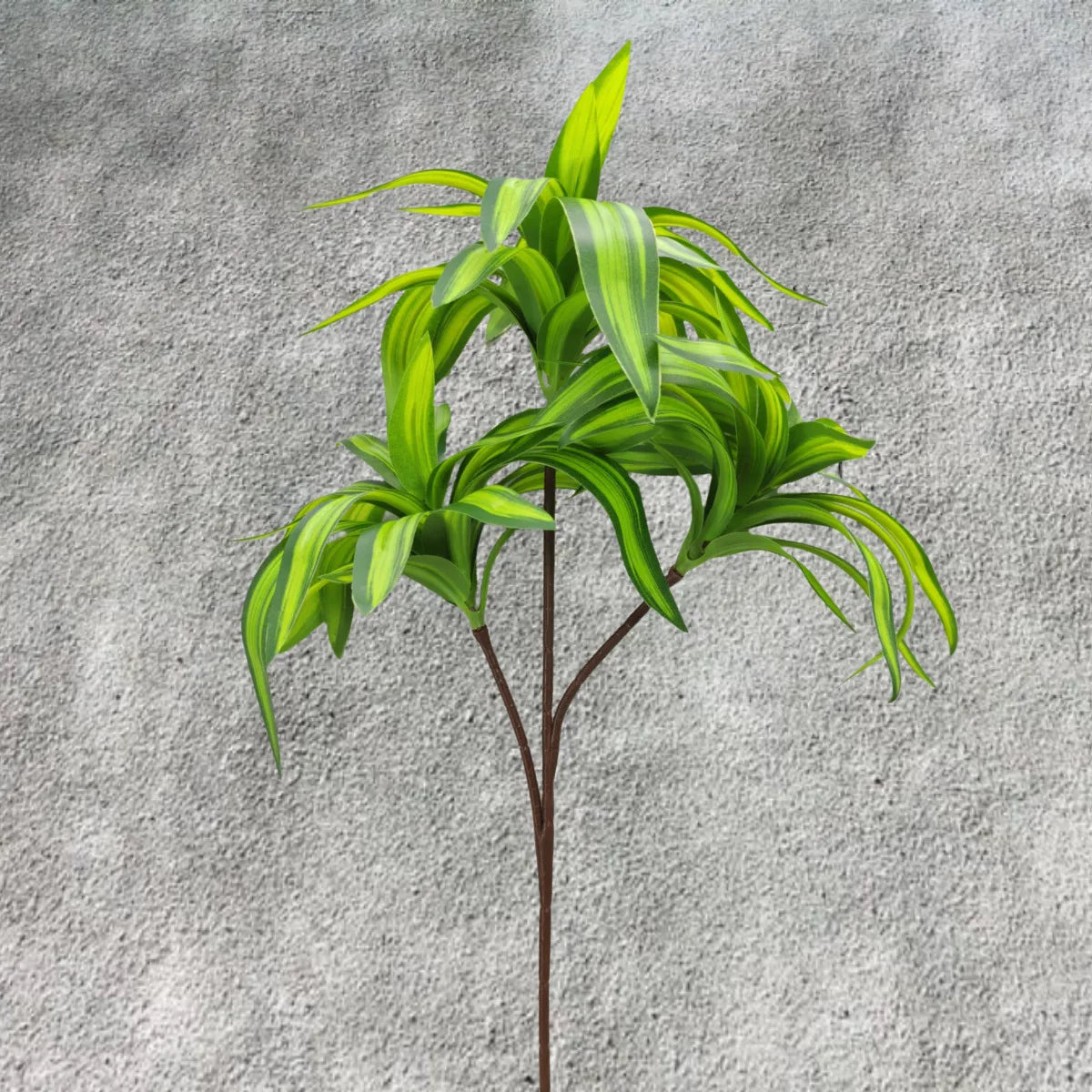 plantes artificielles pot feuilles vertes rayures jaunes pot noir extérieur tropical décoration maisonbranches bambou