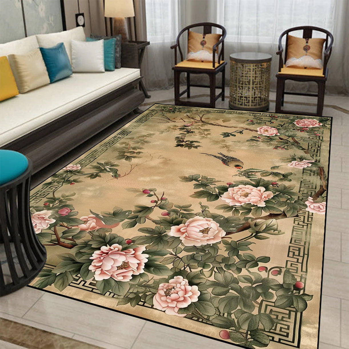Un tapis décoratif oriental avec des motifs de fleurs de pivoine roses et vertes sur un fond beige, créant une ambiance élégante et traditionnelle dans ce salon contemporain.
