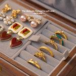 boîte bijoux bois foncé classique gravure fleurs bouton doré anneaux boucles oreilles bracelets tissu