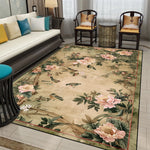 Un riche tapis floral, orné de fleurs de pivoine roses et de feuilles verdoyantes, crée une atmosphère chaleureuse et exotique dans cette salle de séjour moderne.
