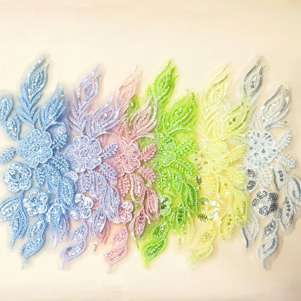 appliques textiles brodées fleurs sequins bleu clair vert rose blanc décoratives vêtements occasion party