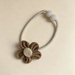 accessoire fenêtre fleurs crochet tissu texturé clips beige marron clair decoratif artisanal